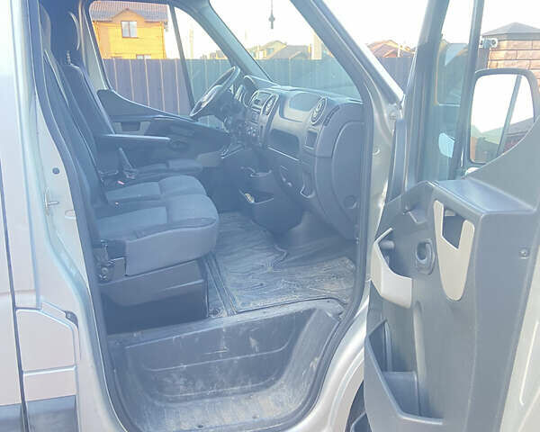 Серый Рено Мастер, объемом двигателя 2.3 л и пробегом 319 тыс. км за 12500 $, фото 3 на Automoto.ua