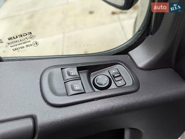 Сірий Рено Мастєр, об'ємом двигуна 2.3 л та пробігом 182 тис. км за 18500 $, фото 29 на Automoto.ua