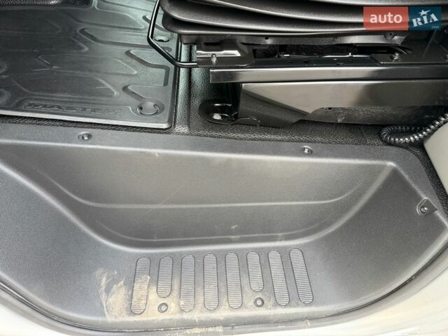 Серый Рено Мастер, объемом двигателя 0 л и пробегом 207 тыс. км за 21100 $, фото 33 на Automoto.ua