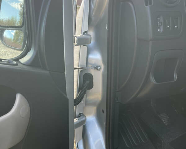 Сірий Рено Мастєр, об'ємом двигуна 2.3 л та пробігом 246 тис. км за 17600 $, фото 12 на Automoto.ua