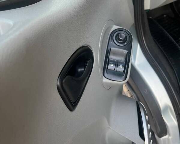 Серый Рено Мастер, объемом двигателя 2.46 л и пробегом 690 тыс. км за 11999 $, фото 30 на Automoto.ua