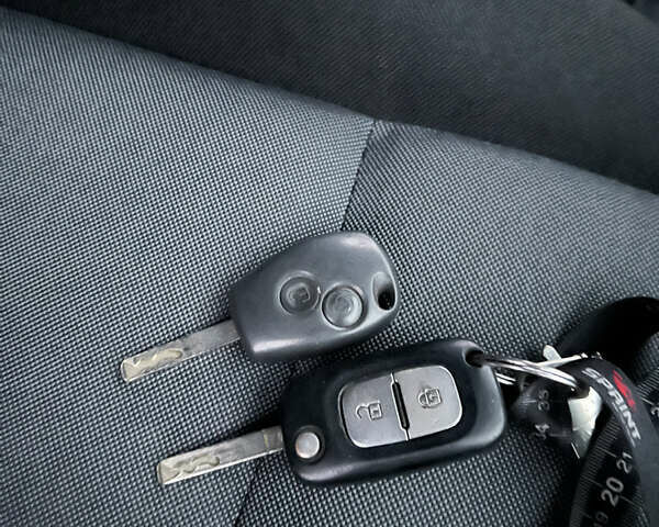 Серый Рено Мастер, объемом двигателя 2.3 л и пробегом 215 тыс. км за 17500 $, фото 21 на Automoto.ua