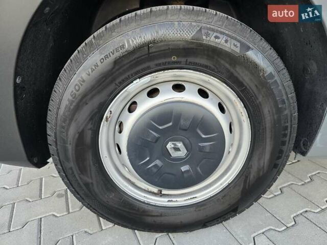 Серый Рено Мастер, объемом двигателя 2.3 л и пробегом 320 тыс. км за 21700 $, фото 5 на Automoto.ua