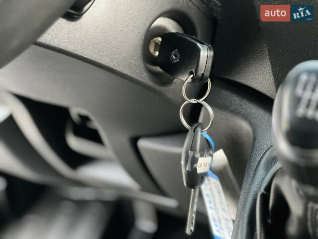 Рено Мастєр 2020 у Дубно на Automoto.ua Синій Рено Мастєр, об'ємом двигуна 2.3 л та пробігом 221 тис. км за 18900 $, фото 127 на Automoto.ua