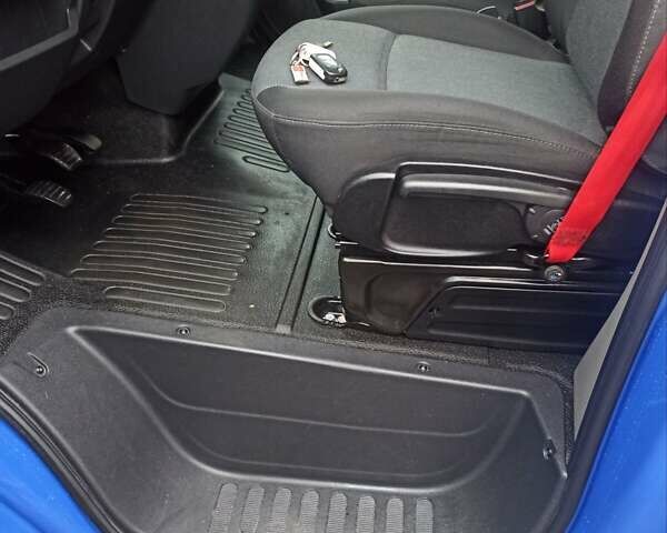 Синий Рено Мастер, объемом двигателя 2.3 л и пробегом 207 тыс. км за 19800 $, фото 3 на Automoto.ua