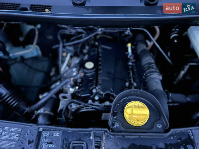 Зеленый Рено Мастер, объемом двигателя 2.3 л и пробегом 350 тыс. км за 18500 $, фото 4 на Automoto.ua