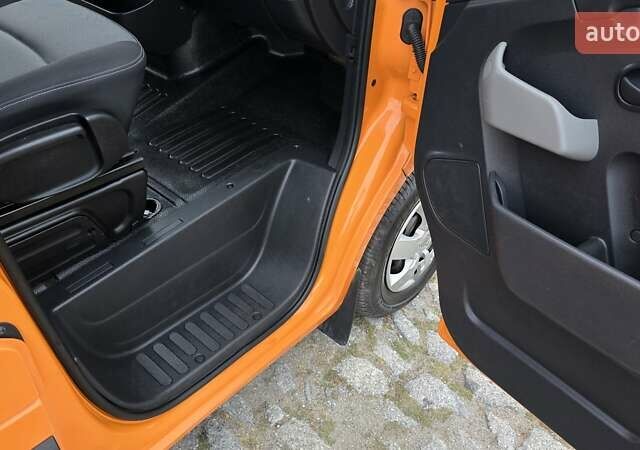 Помаранчевий Рено Мастєр, об'ємом двигуна 2.3 л та пробігом 173 тис. км за 16200 $, фото 22 на Automoto.ua