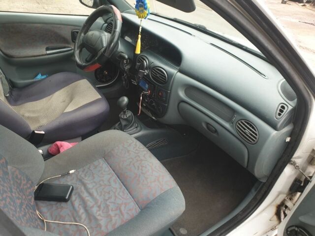 Белый Рено Меган, объемом двигателя 1.9 л и пробегом 236 тыс. км за 2600 $, фото 2 на Automoto.ua