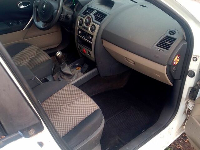 Білий Рено Меган, об'ємом двигуна 1.5 л та пробігом 240 тис. км за 1600 $, фото 3 на Automoto.ua