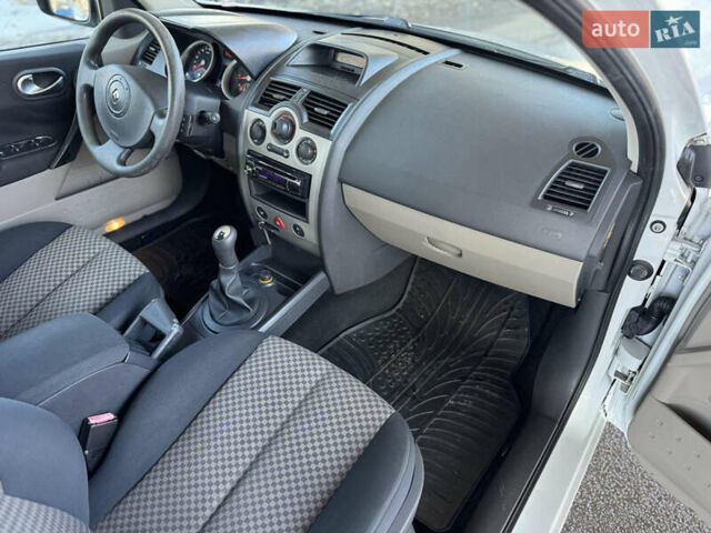 Белый Рено Меган, объемом двигателя 1.39 л и пробегом 186 тыс. км за 3499 $, фото 19 на Automoto.ua