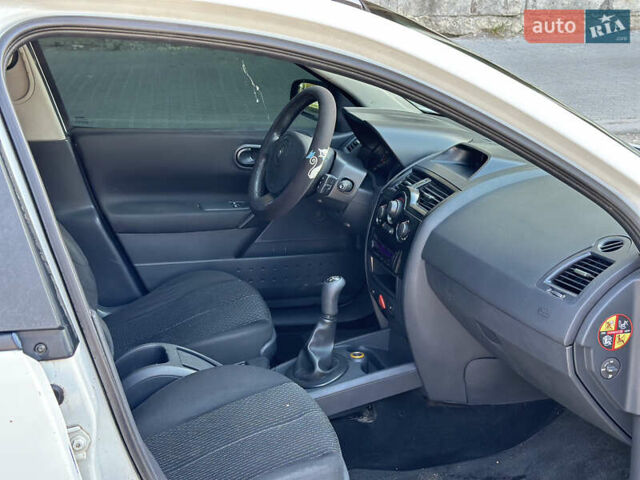 Белый Рено Меган, объемом двигателя 1.46 л и пробегом 300 тыс. км за 2599 $, фото 8 на Automoto.ua