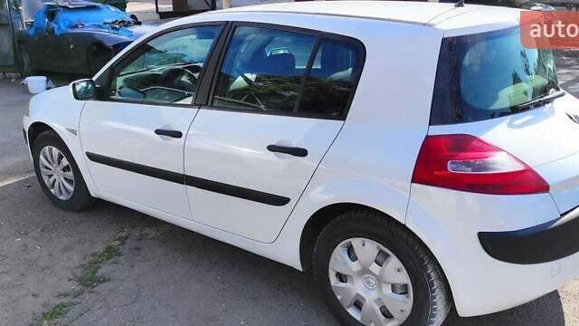 Белый Рено Меган, объемом двигателя 1.4 л и пробегом 284 тыс. км за 4000 $, фото 6 на Automoto.ua