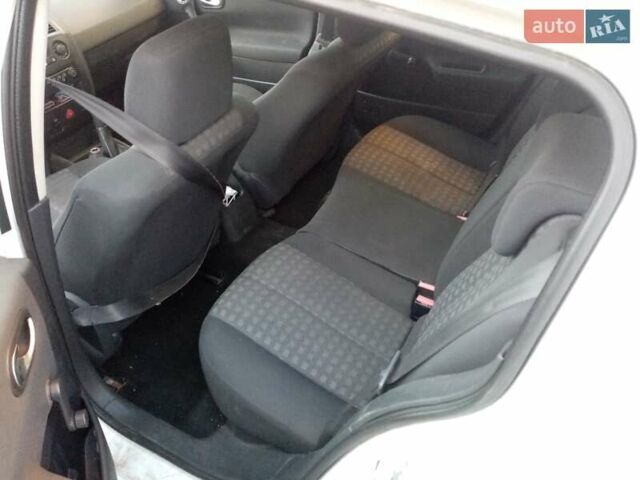 Белый Рено Меган, объемом двигателя 1.4 л и пробегом 284 тыс. км за 4000 $, фото 1 на Automoto.ua