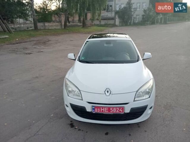 Рено Меган 2008 в Нововолынск на Automoto.ua Белый Рено Меган, объемом двигателя 1.6 л и пробегом 196 тыс. км за 6200 $, фото 1 на Automoto.ua