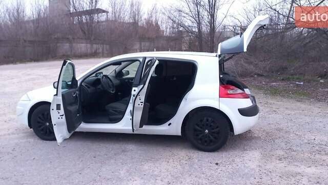 Белый Рено Меган, объемом двигателя 1.46 л и пробегом 301 тыс. км за 5200 $, фото 4 на Automoto.ua