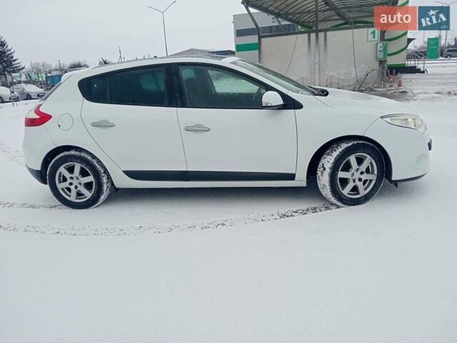 Белый Рено Меган, объемом двигателя 1.6 л и пробегом 198 тыс. км за 5600 $, фото 5 на Automoto.ua