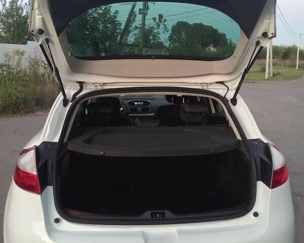 Рено Меган 2008 в Нововолынск на Automoto.ua Белый Рено Меган, объемом двигателя 1.6 л и пробегом 196 тыс. км за 6200 $, фото 5 на Automoto.ua