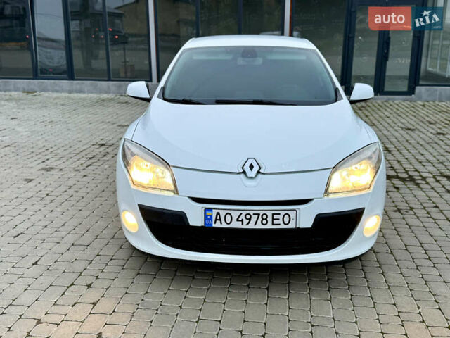 Белый Рено Меган, объемом двигателя 1.6 л и пробегом 272 тыс. км за 5600 $, фото 2 на Automoto.ua