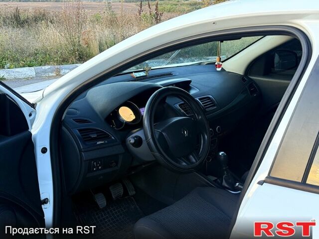Белый Рено Меган, объемом двигателя 1.6 л и пробегом 300 тыс. км за 5100 $, фото 6 на Automoto.ua