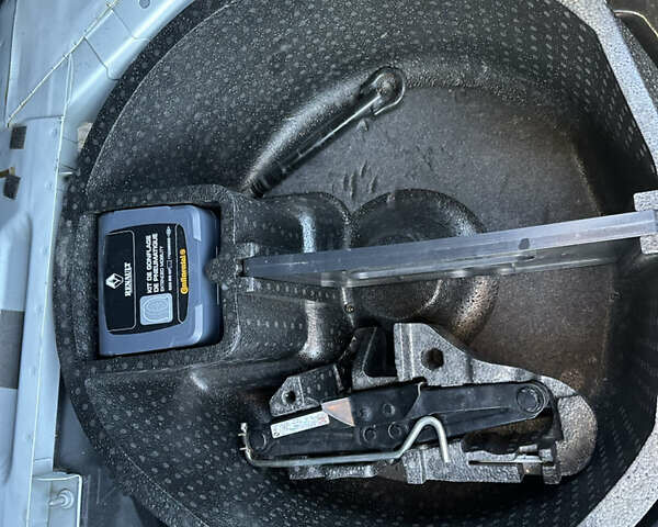 Рено Меган 2009 в Луцке на Automoto.ua Белый Рено Меган, объемом двигателя 1.6 л и пробегом 250 тыс. км за 6350 $, фото 2 на Automoto.ua