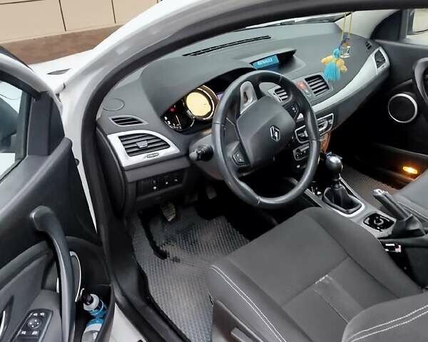 Белый Рено Меган, объемом двигателя 1.6 л и пробегом 209 тыс. км за 7000 $, фото 5 на Automoto.ua