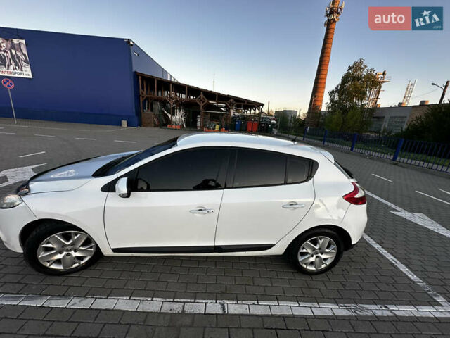 Рено Меган 2009 в Нововолынск на Automoto.ua Белый Рено Меган, объемом двигателя 1.46 л и пробегом 230 тыс. км за 5100 $, фото 11 на Automoto.ua