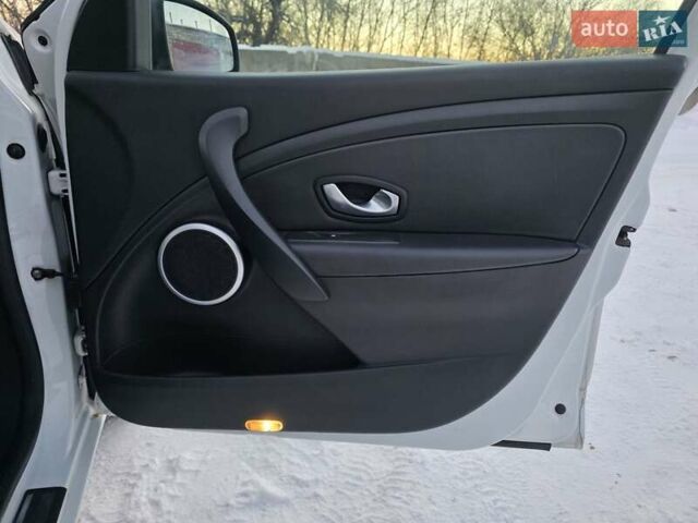 Белый Рено Меган, объемом двигателя 1.6 л и пробегом 128 тыс. км за 8499 $, фото 34 на Automoto.ua