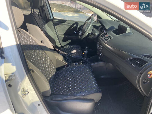 Белый Рено Меган, объемом двигателя 1.6 л и пробегом 275 тыс. км за 5400 $, фото 15 на Automoto.ua