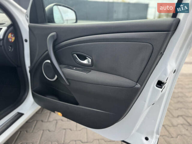 Білий Рено Меган, об'ємом двигуна 1.6 л та пробігом 220 тис. км за 5900 $, фото 28 на Automoto.ua