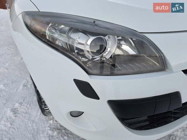 Белый Рено Меган, объемом двигателя 1.6 л и пробегом 128 тыс. км за 8499 $, фото 6 на Automoto.ua