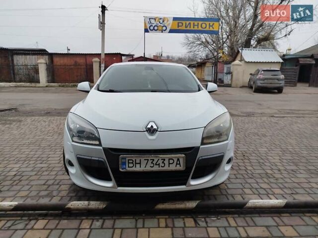 Белый Рено Меган, объемом двигателя 1.6 л и пробегом 209 тыс. км за 7000 $, фото 4 на Automoto.ua