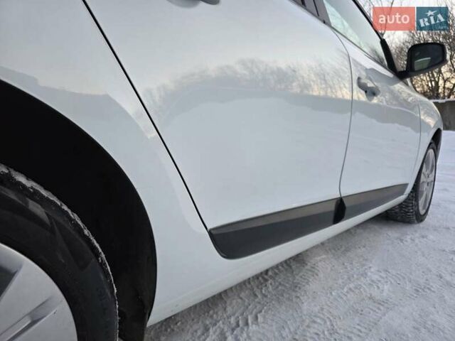 Белый Рено Меган, объемом двигателя 1.6 л и пробегом 128 тыс. км за 8499 $, фото 11 на Automoto.ua