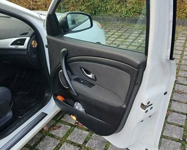 Белый Рено Меган, объемом двигателя 1.6 л и пробегом 264 тыс. км за 5541 $, фото 6 на Automoto.ua