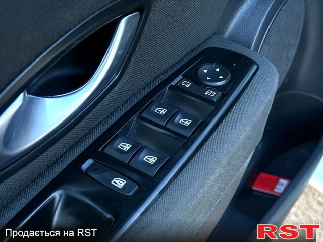 Белый Рено Меган, объемом двигателя 1.6 л и пробегом 300 тыс. км за 5100 $, фото 7 на Automoto.ua