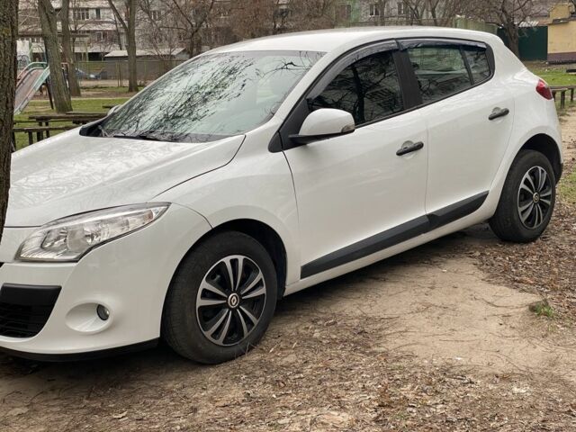 Белый Рено Меган, объемом двигателя 1.5 л и пробегом 210 тыс. км за 6200 $, фото 4 на Automoto.ua