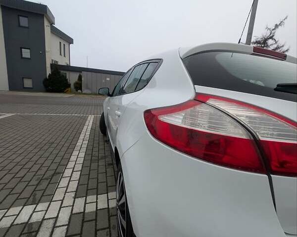 Белый Рено Меган, объемом двигателя 1.6 л и пробегом 206 тыс. км за 5300 $, фото 3 на Automoto.ua