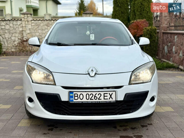 Белый Рено Меган, объемом двигателя 1.5 л и пробегом 247 тыс. км за 5433 $, фото 3 на Automoto.ua