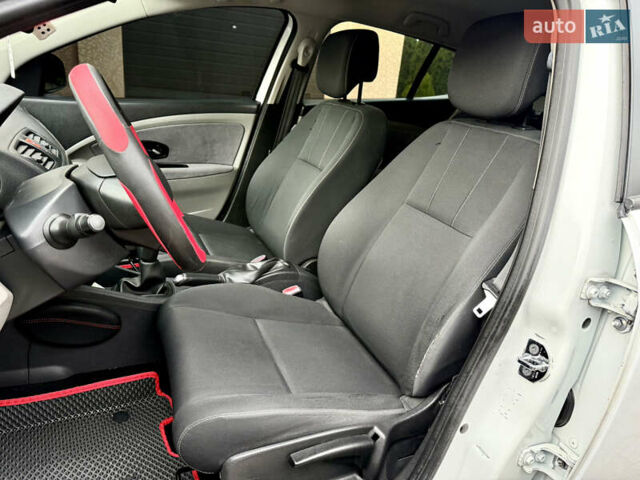 Белый Рено Меган, объемом двигателя 1.5 л и пробегом 247 тыс. км за 5433 $, фото 19 на Automoto.ua