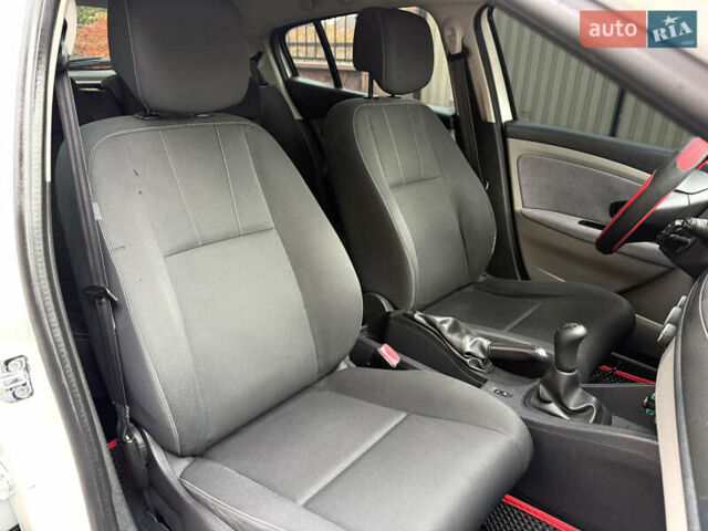 Белый Рено Меган, объемом двигателя 1.5 л и пробегом 247 тыс. км за 5433 $, фото 53 на Automoto.ua