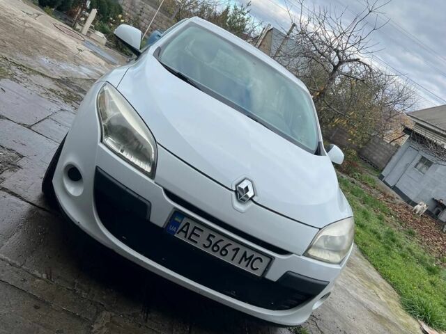 Белый Рено Меган, объемом двигателя 1.5 л и пробегом 210 тыс. км за 5500 $, фото 3 на Automoto.ua