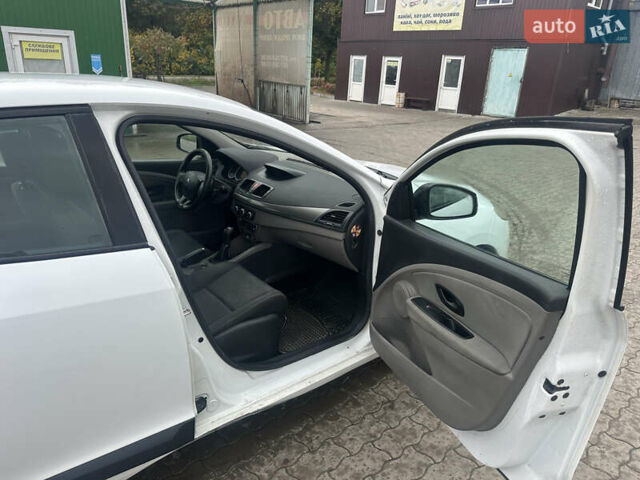 Белый Рено Меган, объемом двигателя 1.46 л и пробегом 350 тыс. км за 4199 $, фото 9 на Automoto.ua