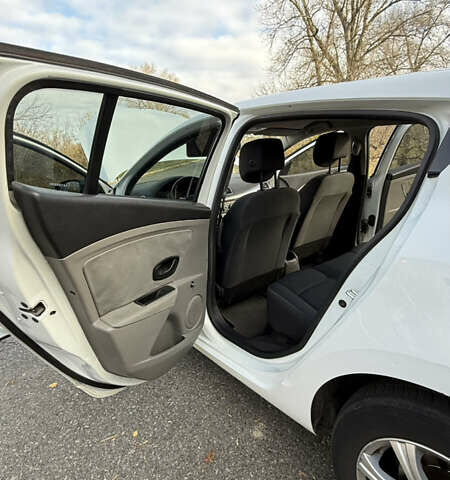 Белый Рено Меган, объемом двигателя 1.46 л и пробегом 320 тыс. км за 5700 $, фото 20 на Automoto.ua