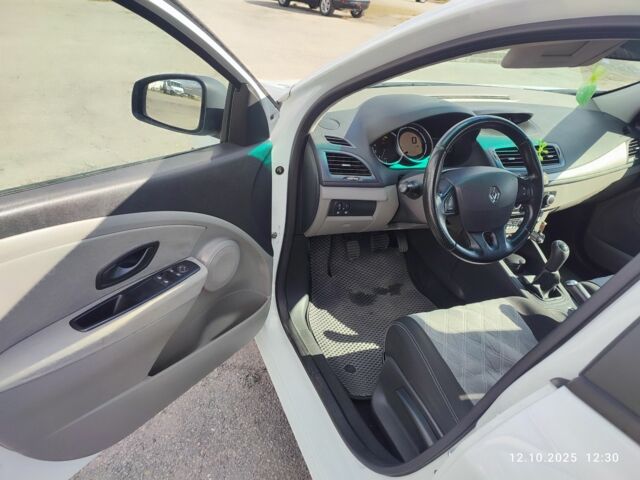 Белый Рено Меган, объемом двигателя 1.5 л и пробегом 240 тыс. км за 6300 $, фото 6 на Automoto.ua