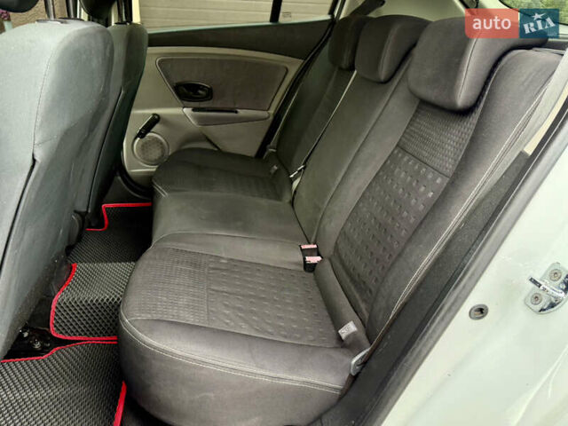 Белый Рено Меган, объемом двигателя 1.5 л и пробегом 247 тыс. км за 5433 $, фото 37 на Automoto.ua