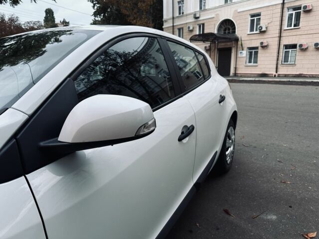 Белый Рено Меган, объемом двигателя 1.5 л и пробегом 294 тыс. км за 5300 $, фото 1 на Automoto.ua