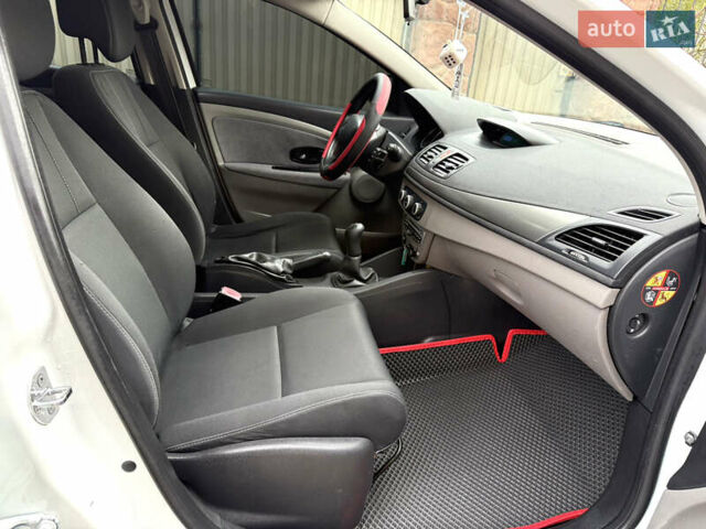 Рено Меган 2010 у Тернополі на Automoto.ua Білий Рено Меган, об'ємом двигуна 1.5 л та пробігом 247 тис. км за 5433 $, фото 52 на Automoto.ua