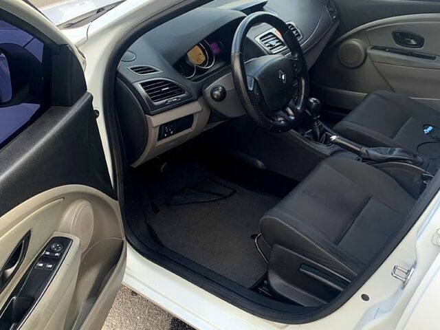 Белый Рено Меган, объемом двигателя 1.5 л и пробегом 252 тыс. км за 5200 $, фото 6 на Automoto.ua