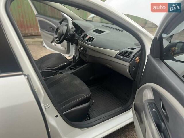 Рено Меган 2010 в Киеве на Automoto.ua Белый Рено Меган, объемом двигателя 1.6 л и пробегом 280 тыс. км за 5999 $, фото 3 на Automoto.ua