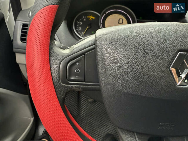 Белый Рено Меган, объемом двигателя 1.5 л и пробегом 247 тыс. км за 5433 $, фото 24 на Automoto.ua