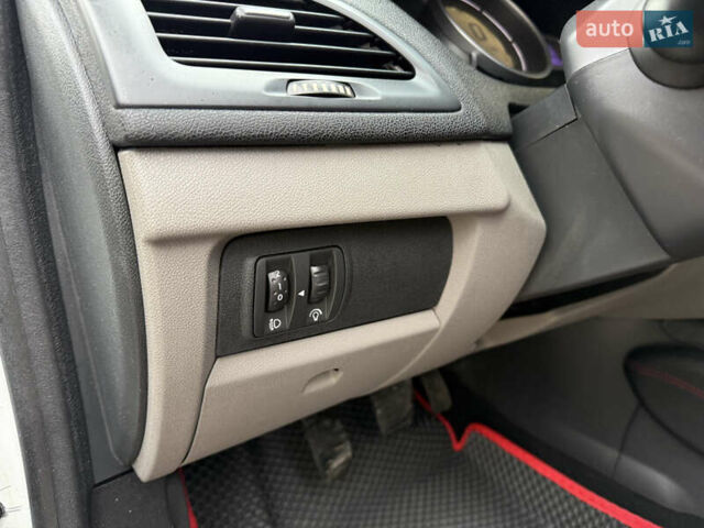 Белый Рено Меган, объемом двигателя 1.5 л и пробегом 247 тыс. км за 5433 $, фото 22 на Automoto.ua